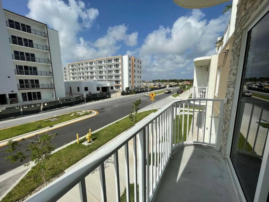 Vacay Spot Experience Luna Sky! 65" Tv Bar, Bbq, Shower Massage Jets, Music, Go To Fl Keys Homestead Bagian luar foto
